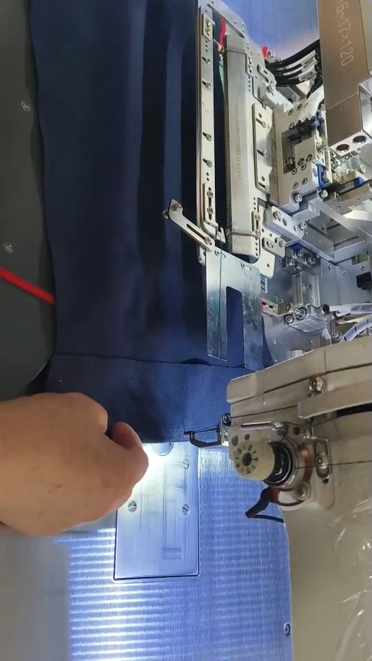 全自動開袋ミシン 稼働展示｜中国・仏山のアパレル工場の映像